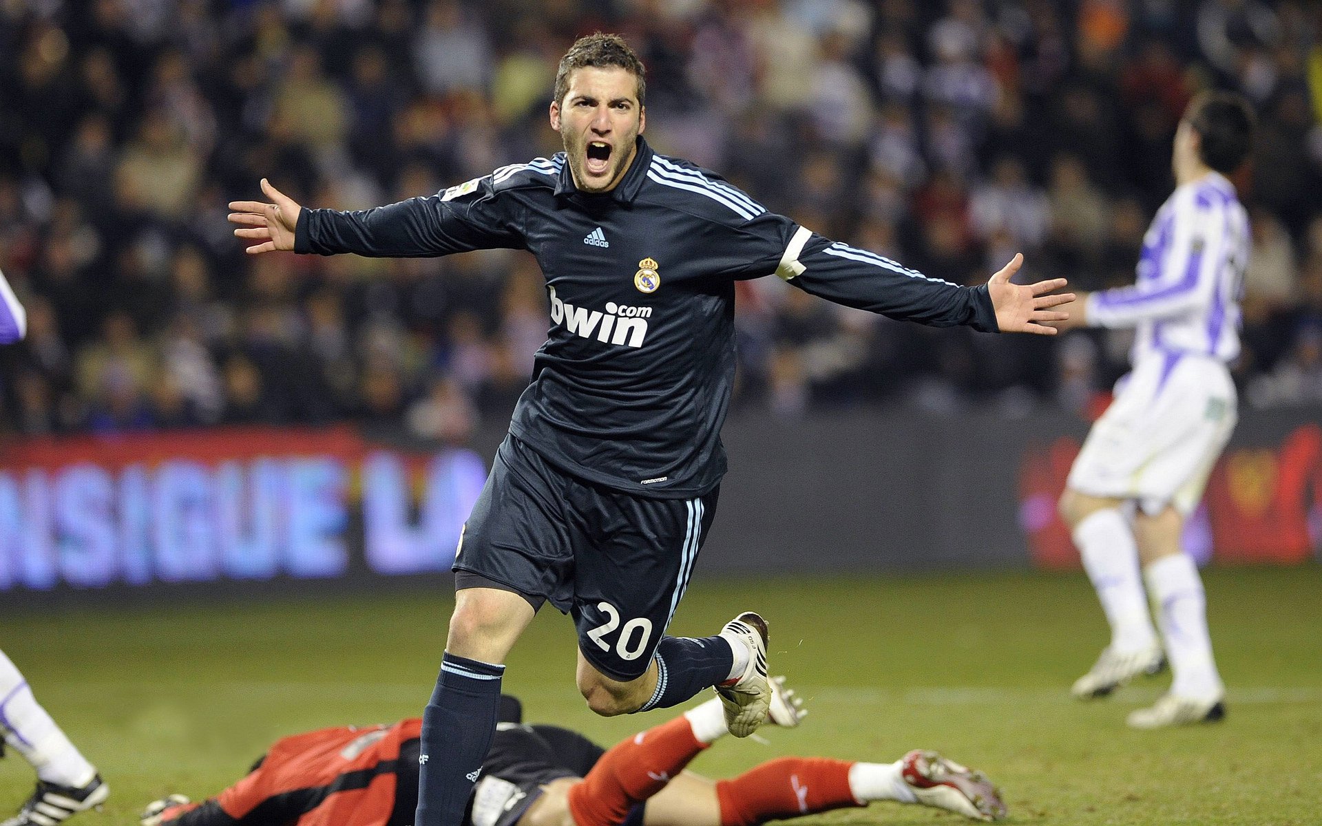 世界杯赛后纪律委员会裁决公告：两国足协因球迷行为被罚款